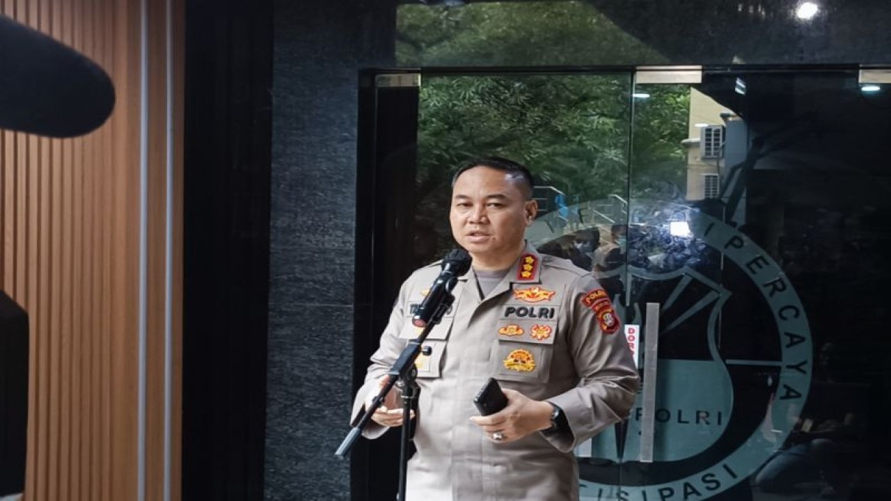 Kabid Humas Polda Metro Jaya Kombes Pol Trunoyudo Wisnu Andiko melakukan konferensi pers di Jakarta. ANTARA/Ilham Kausar