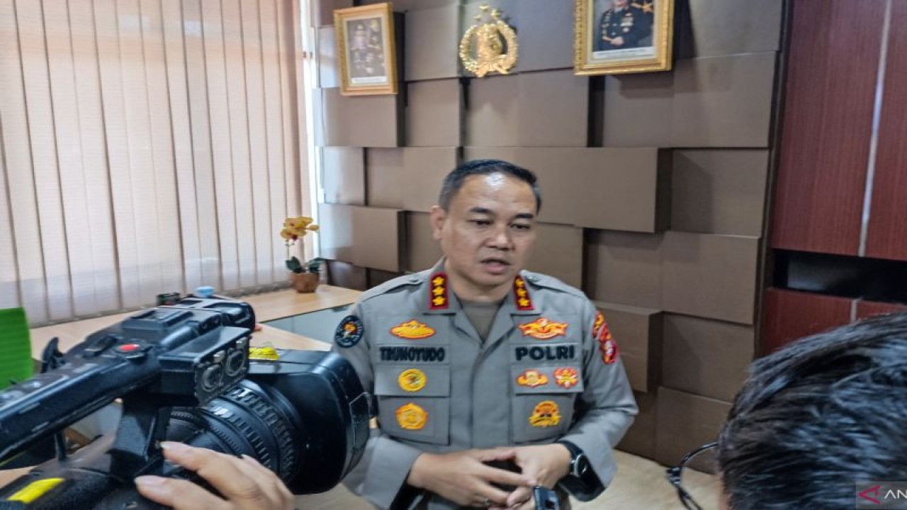 Kabid Humas Polda Metro Jaya Kombes Pol Trunoyudo saat menjawab pers di Jakarta, Senin (20/2/2023). ANTARA/Ilham Kausar