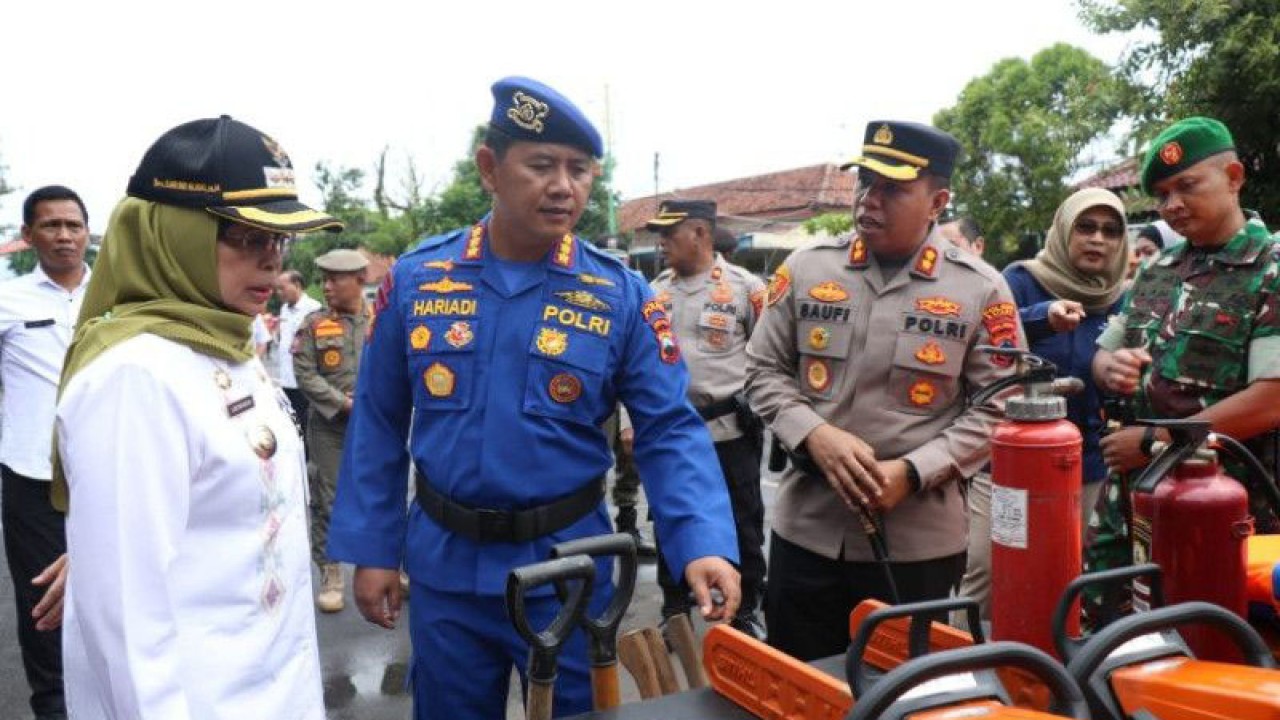 Direktur Korps Kepolisian Perairan dan Udara Polda Jateng Kombes Hariadi (baju biru) bersama Penjabat Bupati Batang Lani Dwi Rejeki (baju putih), dan Kapolres Batang AKBP Saufi Salamun pada acara pengukuhan tim relawan Arnavat Satpolairud Polres Batang, Rabu (22/2/2023). ANTARA/Kutnadi