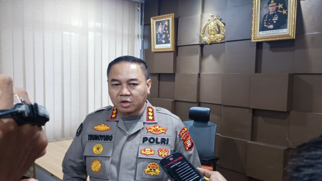 Kabid Humas Polda Metro Jaya Kombes Pol Trunoyudo Wisnu Andiko saat diwawancarai di Jakarta, Rabu (22/2/2023) (ANTARA/Ilham Kausar)