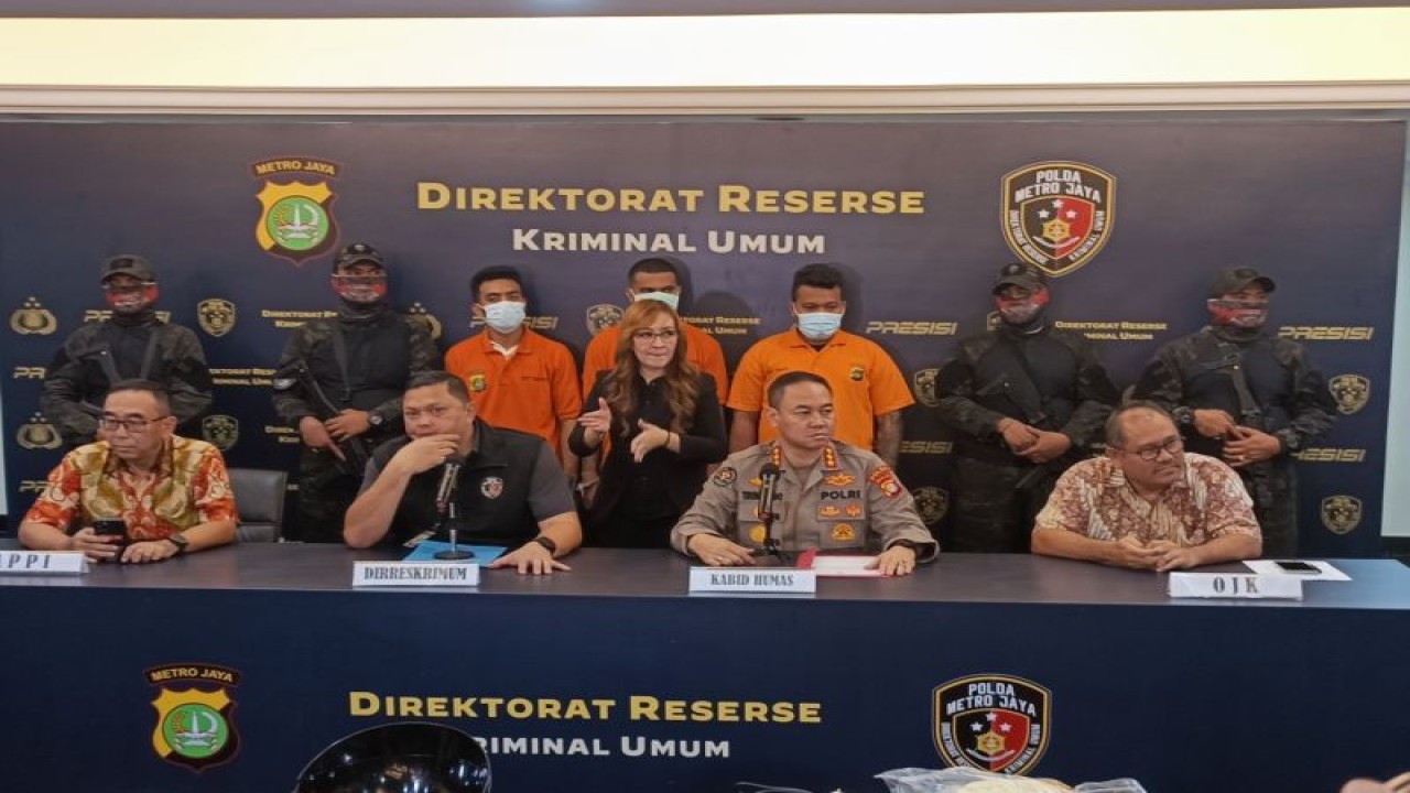 Direktur Reserse Kriminal Umum (Dirreskrimum) Polda Metro Jaya Kombes Pol Hengki Haryadi (kedua dari kiri) bersama Kabid Humas Polda Metro Jaya Kombes Pol Trunoyudo Wisnu Andiko (kedua dari kanan) saat konferensi pers di Jakarta, Kamis (23/2/2023). ANTARA/Ilham Kausar