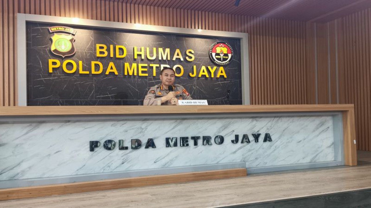 Kabid Humas Polda Metro Jaya, Kombes Pol Trunoyudo Wisnu Andiko saat melakukan konferensi pers di Jakarta, Senin (27/2/2023). ANTARA/Ilham Kausar