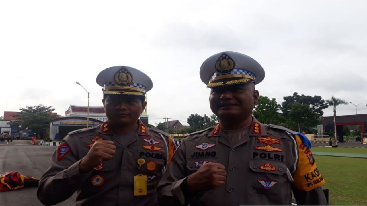 Direktur Lalu Lintas Polda Kepulauan Babel Kombes Pol Juang Andi Priyanto (kanan) usai Apel Gelar Pasukan Operasi Keselamatan Menumbing 2023 di Pangkalpinang, Selasa (7/2/2023). (ANTARA/Aprionis)