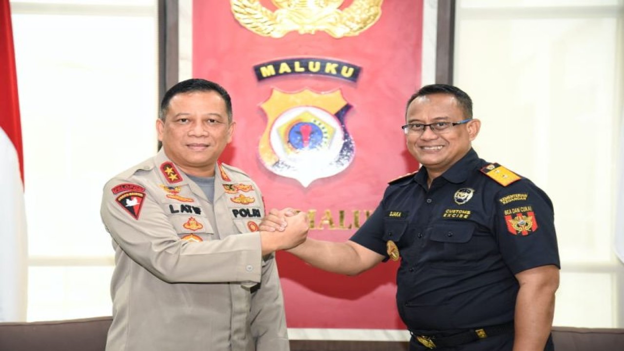 Kapolda Maluku  Irjen Pol. Lotharia Latif bersama Kakanwil Bea Cukai Maluku Djaka Kusumartata di Mapolda Maluku, di Ambon, Selasa. (21/2/2023). ANTARA/HO-Polda Maluku