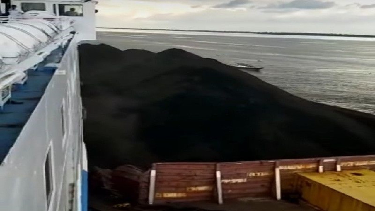 Tubrukan kapal antara KM Dharma Rucitra I milik PT Dharma Lautan Utama (DLU) dan tongkang BG Butun muatan batu bara terjadi di Muara Banjar alur sungai Barito pada Sabtu (11/2/2023) sore. (ANTARA/Firman)