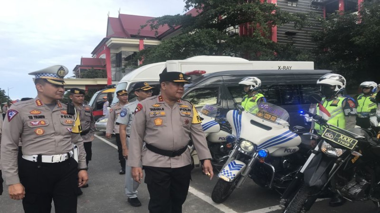 Kapolda Kepri Irjen Pol. Tabana Bangun memantau kesiapan personel Operasi Keselamatan Seligi 2023, Selasa (7-2-2023). ANTARA/Yude