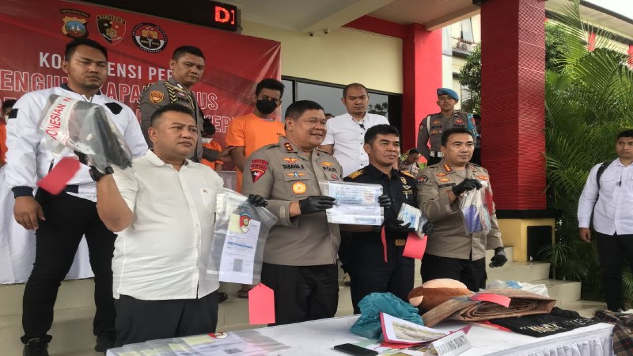 Kapolda Kepri Irjen Pol. Tabana Bangun menunjukkan barang bukti berupa sertifikat vaksin palsu di Batam, Rabu (15/2/2023). ANTARA/Yude