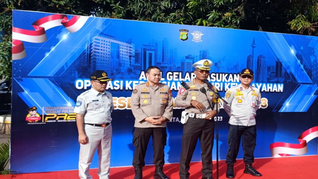 Direktur Lalu Lintas (Dirlantas) Polda Metro Jaya Kombes Pol Latif Usman (depan) saat konferensi pers apel gelar pasukan "Operasi Keselamatan Jaya 2023" di Jakarta, Selasa (7/2/2023).(ANTARA/Ilham Kausar)