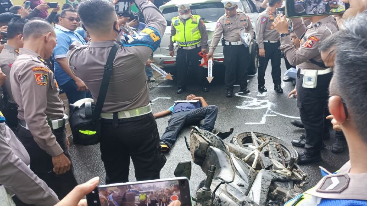 Polda Metro Jaya melakukan rekonstruksi ulang kasus kecelakaan yang menewaskan MHA, mahasiswa UI di Jakarta, Kamis (2/2/2023).(ANTARA/Ilham Kausar)