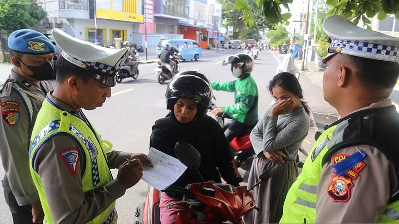 Ilustrasi - Anggota Polisi Lalu Lintas memberikan surat peringatan kepada pengendara sepeda motor saat operasi keselamatan dalam berlalu lintas. ANTARA FOTO/Andri Saputra/hp.