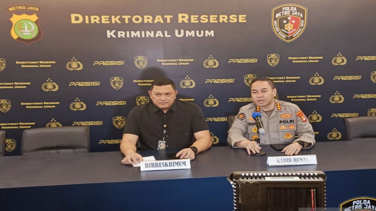 Direktur Reserse Kriminal Umum (Dirreskrimum) Polda Metro Jaya Kombes Pol Hengki Haryadi (kiri) bersama Kabid Humas Polda Metro Jaya Kombes Pol Trunoyudo Wisnu Andiko saat melakukan konferensi pers di Jakarta Selasa (24/1/2023). ANTARA/Ilham Kausar