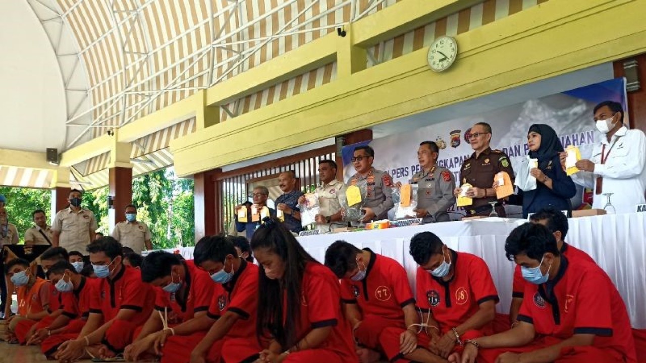 Sejumlah pejabat penegak hukum menunjukkan barang bukti dan tersangka kasus narkoba yang terungkap dalam periode penanganan mulai akhir Desember 2022 sampai Februari 2023 dalam konferensi pers di Tribun Lapangan Bhara Daksa Polda NTB, Mataram, Rabu (22/2/2023). (ANTARA/Dhimas B.P.)
