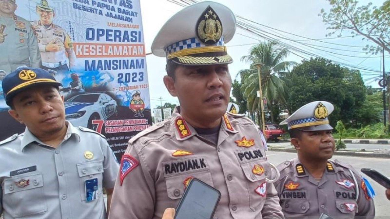 Direktur Lalu Lintas Polda Papua Barat Kombes Pol Raydian Kokroseno (tengah) bersama Kepala Cabang PT Jasa Raharja Manokwari Arvian Riza Yudhawan (kiri) saat diwawancara di Manokwari, Selasa. ANTARA/Fransiskus Salu Weking.