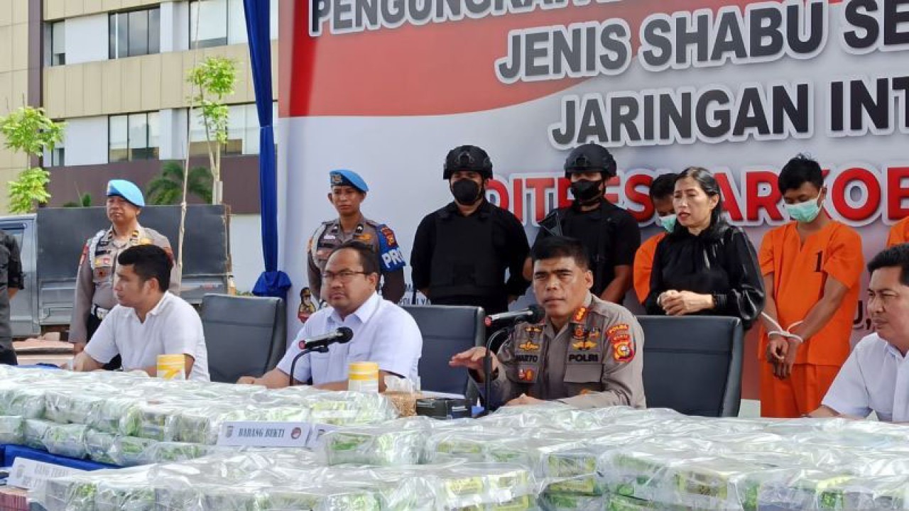 Kabid Humas dan Direktur Narkoba Polda Riau saat pengungkapan kasus 276 kilogram sabu. (ANTARA/Annisa F)