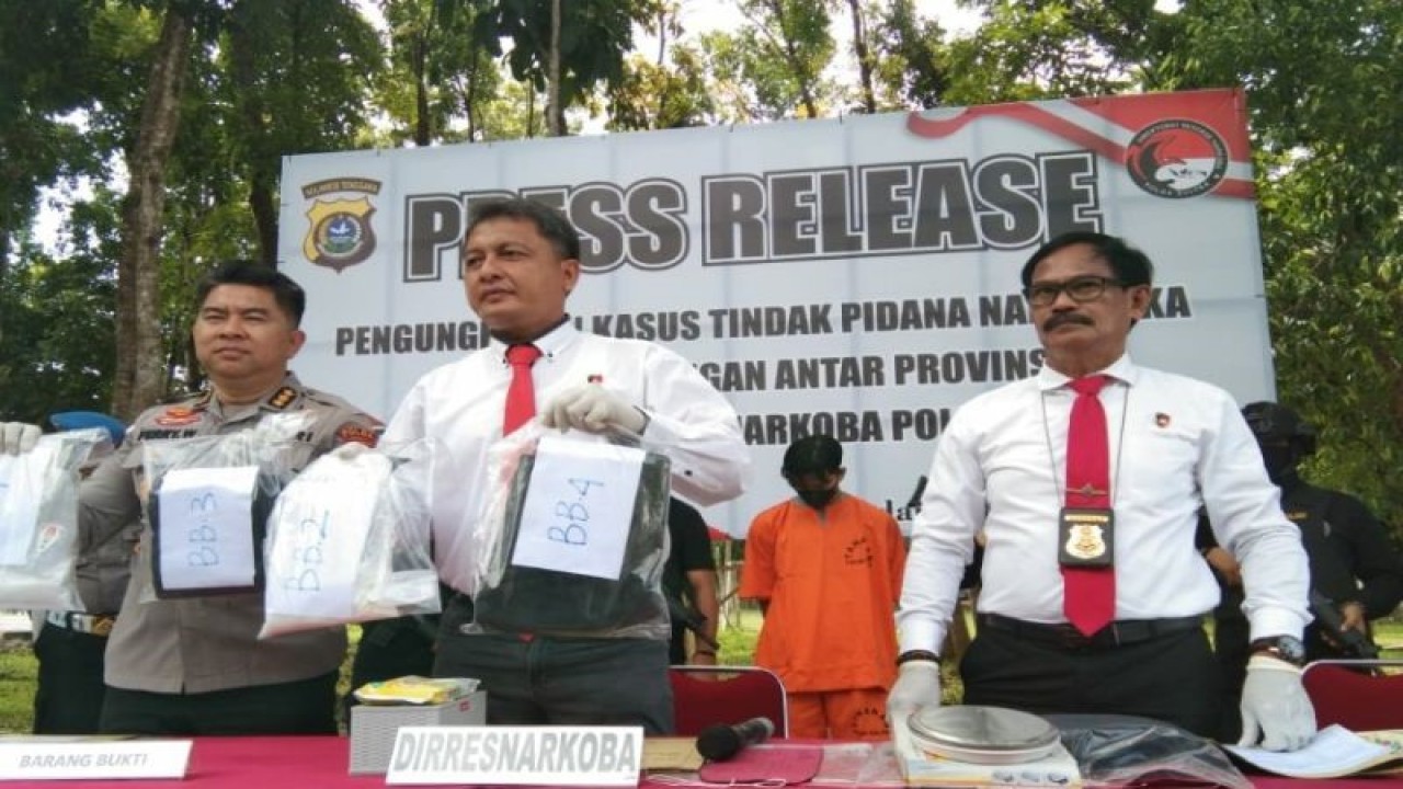 Polda Sultra saat merilis penangkapan kasus 1 kilogram di Bandara Haluoleo, Senin (6/2/2023) (ANTARA/Harianto)