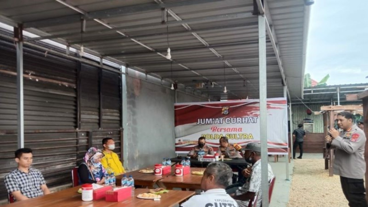 Suasana Program Jumat Curhat yang dilaksanakan Polda Sultra di Kelurahan Kambu, Kecamatan Kambu, Kota Kendari, Sulawesi Tenggara, Jumat (10/2/2023) (ANTARA/Harianto)