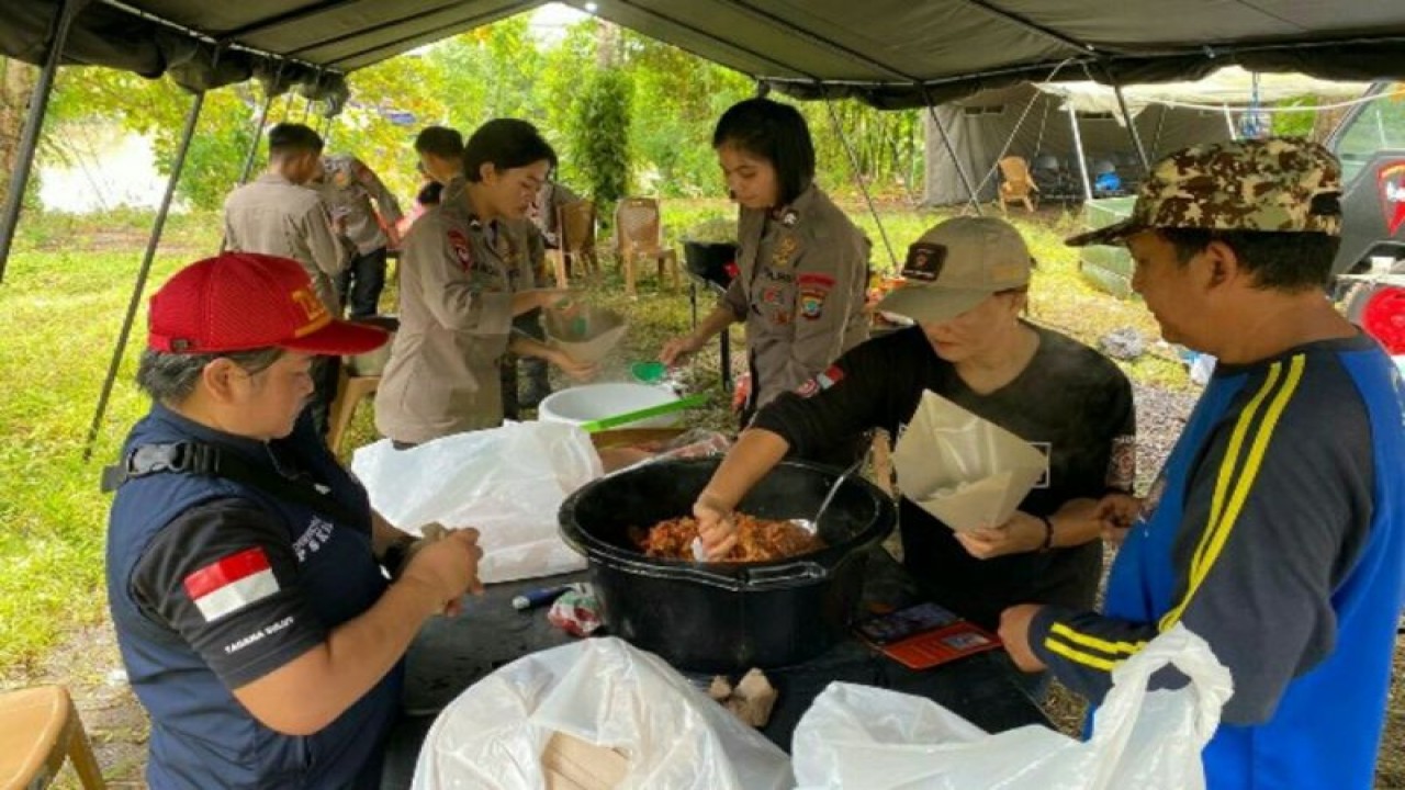 Dapur lapangan Brimob Polda Sulut dalam membantu masyarakat terdampak banjir. ANTARA/HO-Humas Polda (1)