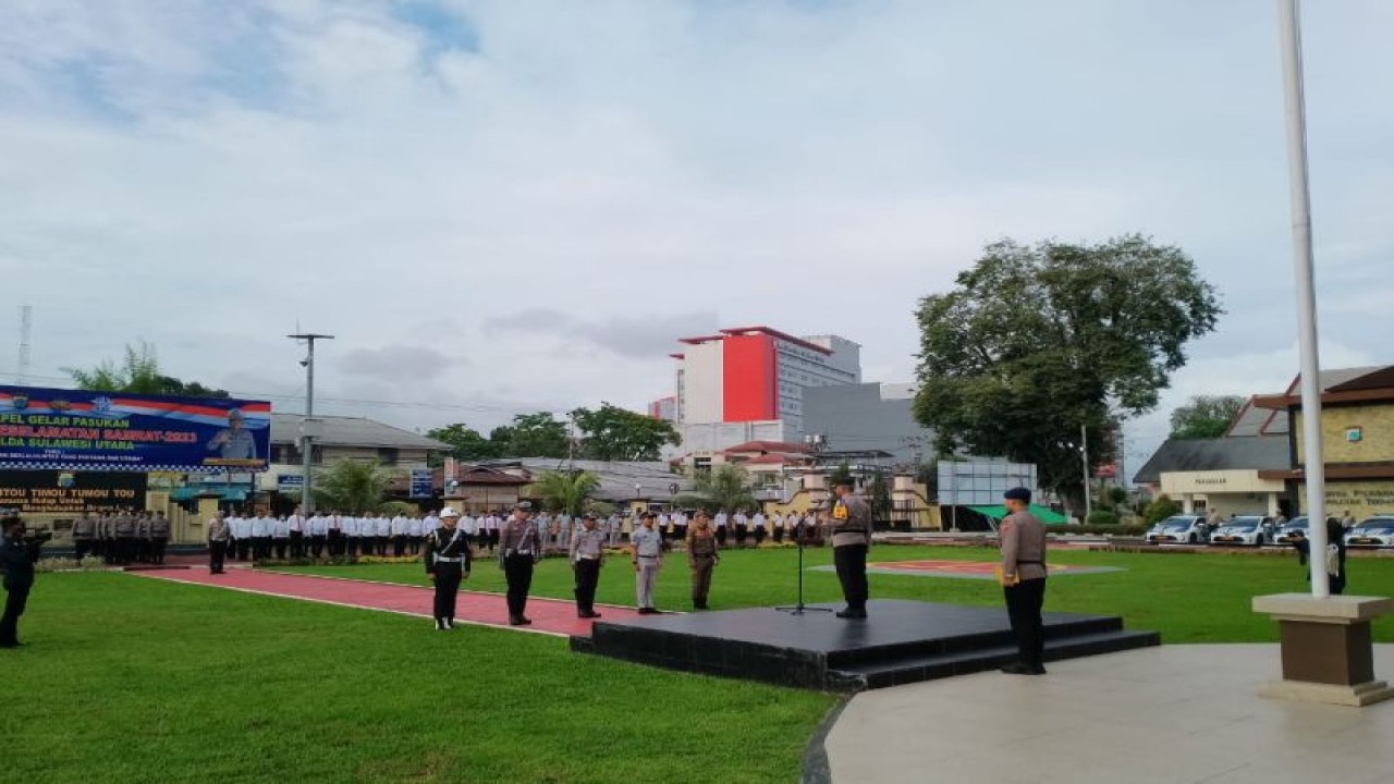 Apel gelar pasukan Operasi Keselamatan Samrat di Markas Polda Sulut di Manado, Selasa (7/2/2023). ANTARA/Jorie Darondo