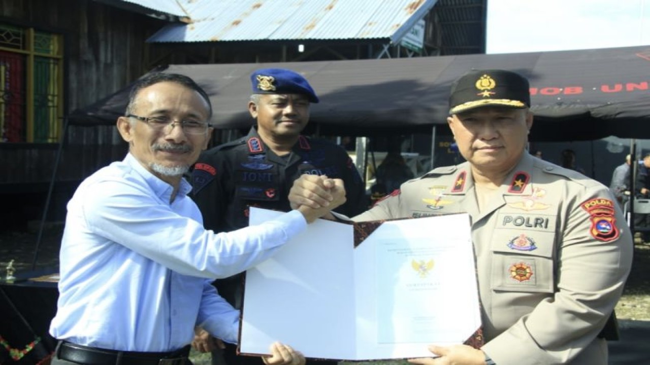 Wakapolda Sumbar Brigjen Pol Edi Mardianto menerima sertifikat tanah dari Ramal Saleh. ANTARA/ HO Polda Sumbar.