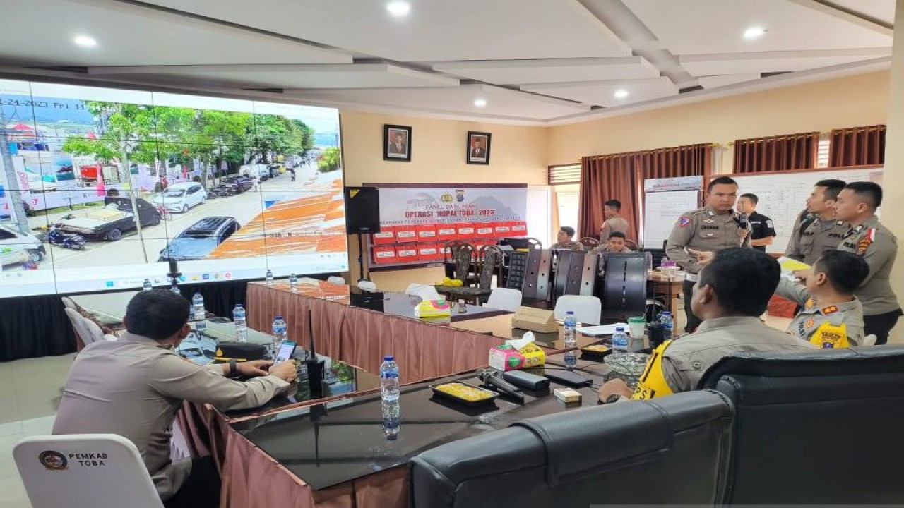 Polda Sumatera Utara memasang kamera CCTV untuk mengamankan event F1 Powerboat Danau Toba, Kecamatan Balige, Kabupaten Toba. ((ANTARA/HO-Humas Polda Sumut))