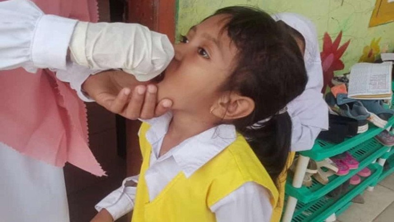 Seorang anak diberikan tetesan polio di Aceh Timur, Selasa (14/2/2023). ANTARA/HO