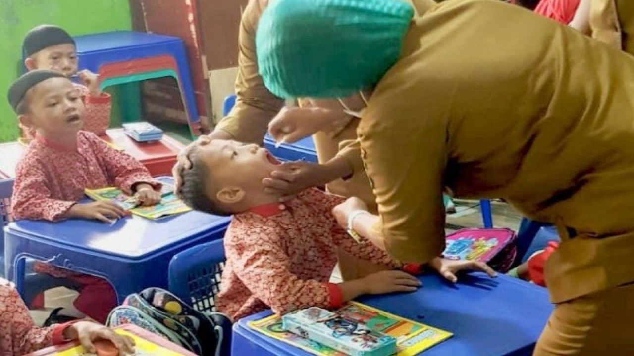 Sejumlah petugas Puskesmas Sicanang sedang memberi vaksin polio di PAUD, Kelurahan Sicanang, Medan, Sumut, Kamis (16/2/2023). (ANTARA/HO-Diskominfo Kota Medan)