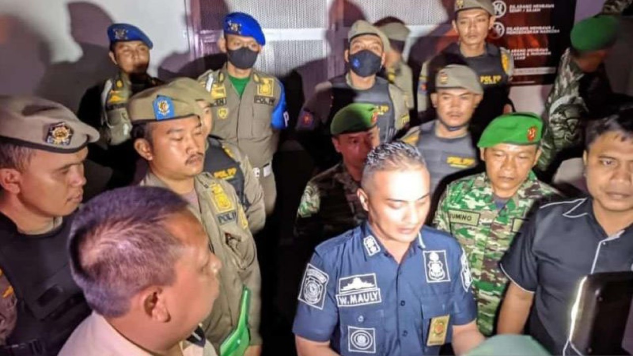 Petugas Satpol PP Kabupaten Bekasi dibantu aparat TNI/Polri saat melakukan penyegelan terhadap salah satu tempat hiburan malam di Jalan Inspeksi Kalimalang Nomor 99 Desa Setia Darma, Kecamatan Tambun Selatan, pada Jumat (3/2) pukul 22.00 WIB. (ANTARA/Pradita Kurniawan Syah).