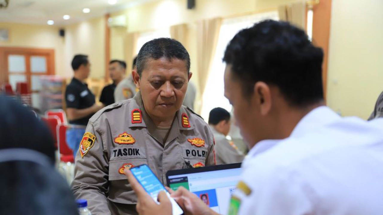 Disdukcapil Kota Tangerang memberikan layanan aktivasi kependudukan digital bagi anggota kepolisian Polres Metro Tangerang, Rabu. ANTARA.