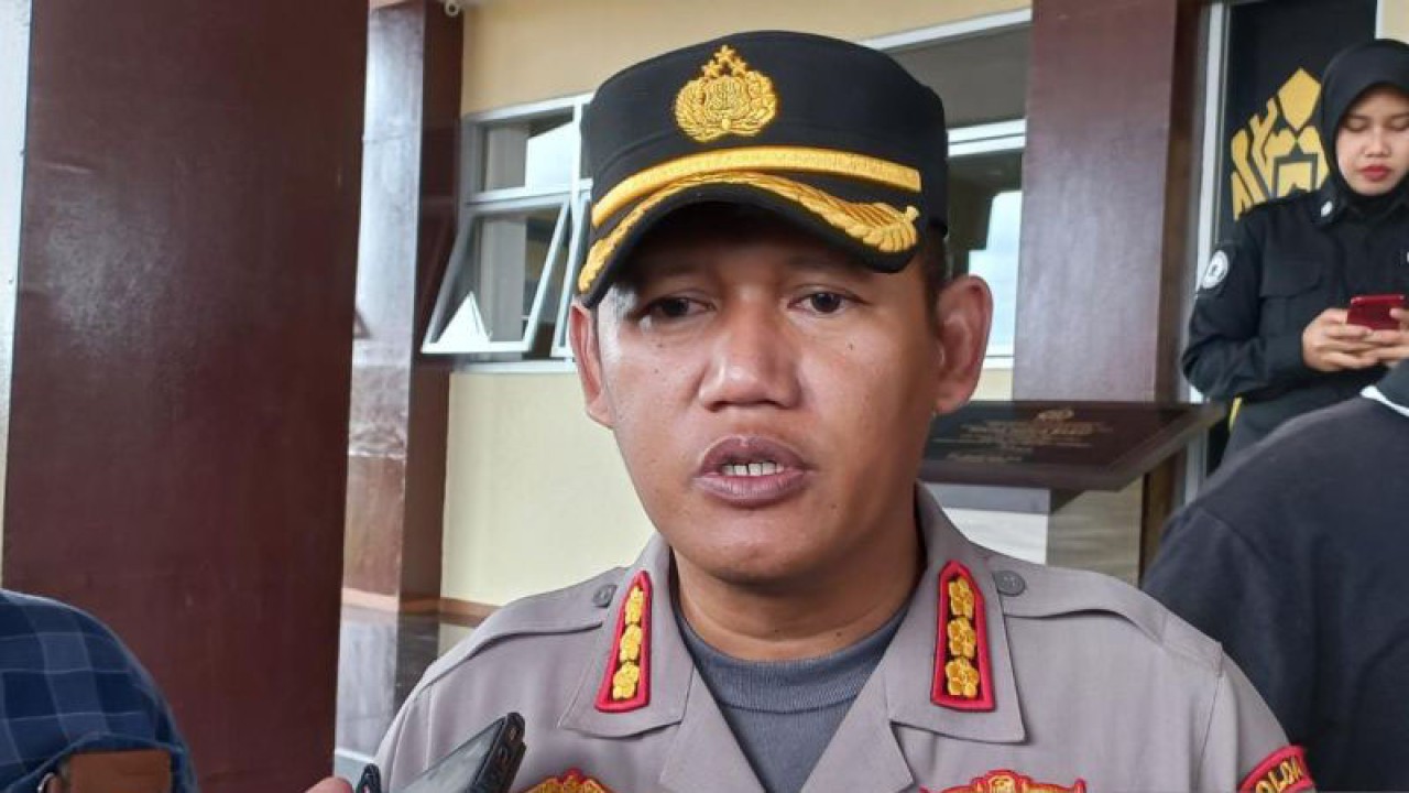 Kepala Bidang Humas Polda Papua Barat Komisaris Besar Polisi Adam Erwindi diwawancara di Manokwari, Kamis (16/2/2023). (ANTARA/Fransiskus Salu Weking)