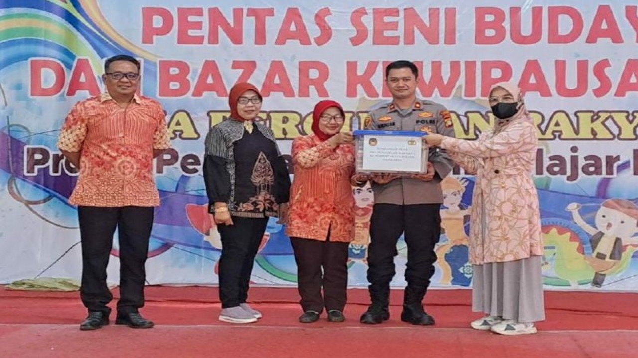Kepolisian Sektor (Polsek) Jagakarsa menyerahkan ratusan buku untuk membangun Pojok Literasi Cerdas (POLICE) di SMA Perguruan Rakyat 1, Jakarta, Jumat (17/2/2023). ANTARA/HO-Polsek Jagakarsa