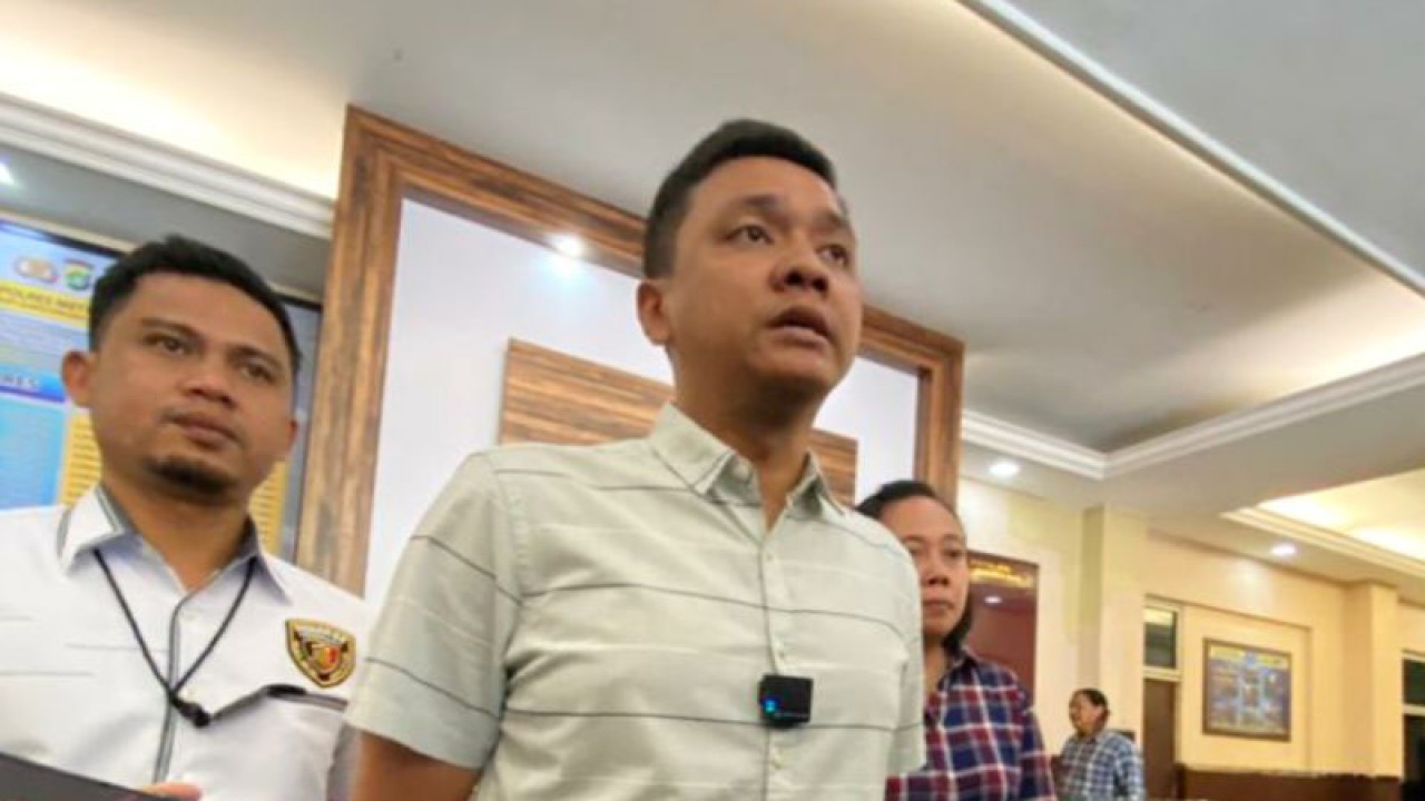 Wakil Kasatreskrim Polres Jakarta Selatan Kompol Henrikus Yossi saat memberikan keterangan kepada media di Jakarta, Kamis (23/2/2023). ANTARA/Luthfia Miranda Putri