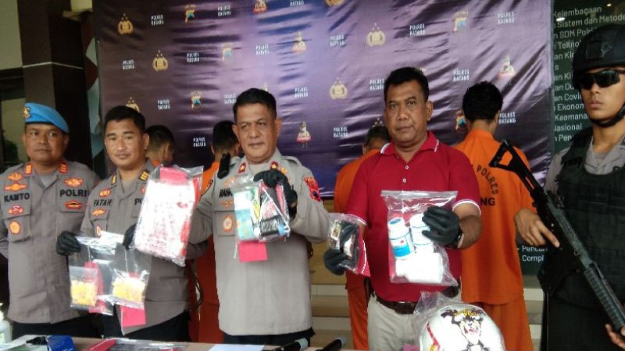 Wakil kepala Polres Batang Kompol Rahardja didampingi Kepala Satuan Reserse dan Narkoba AKP Bambang Ulunggono pada konferensi pers pengungkapan kasus narkoba di Batang, Senin (27/2/2023). ANTARA/Kutnadi