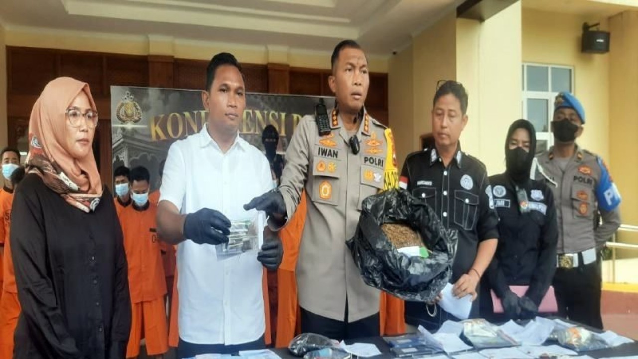 Kepala Polresta Surakarta Kombes Pol Iwan Saktiadi (tiga dari kiri) didampingi Kasat Reserse Narkoba Kompol Rikha Zulkarnaen (dua dari kanan) saat menunjukkan barang bukti ganja dalam konferensi Pers di Mapolresta Surakarta, Rabu (8/2/2023). ANTARA/Bambang Dwi Marwoto
