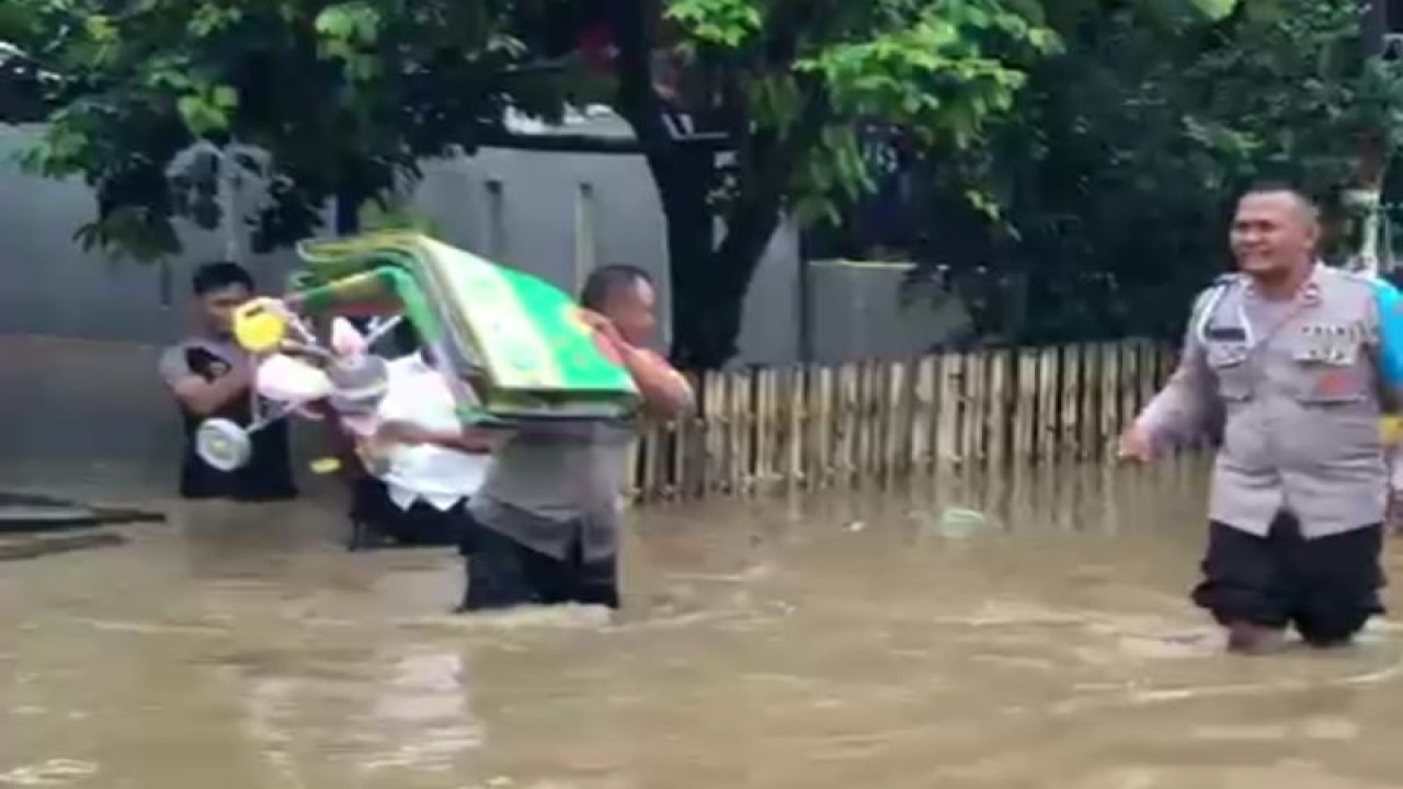 Anggota Polres Sumbawa Barat, NTB saat membantu warga melaksanakan evakuasi korban banjir (ANTARA/Humas Polda NTB)