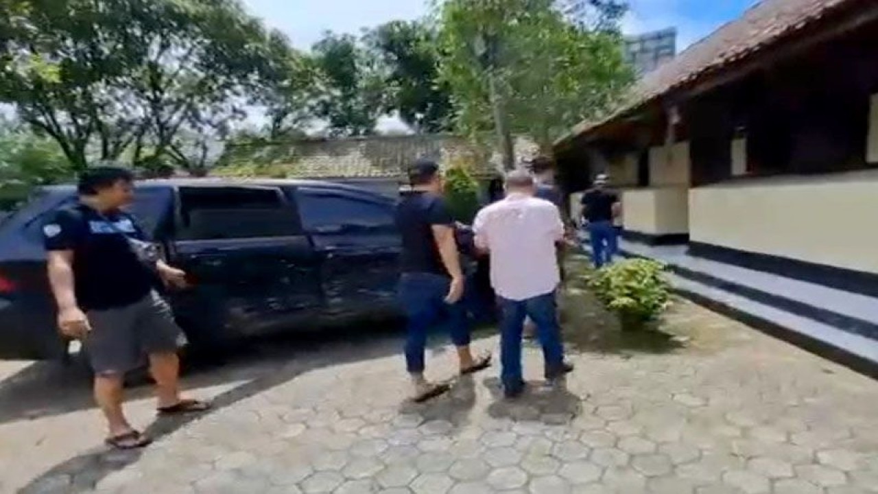 Pelaku penipuan berkedok investasi pabrik pengolahan minyak sawit digelandang ke Markas Polsek Purwokerto Timur, Polresta Banyumas, Jawa Tengah, setelah ditangkap di Jakarta Pusat pada tanggal 16 Februari 2023. ANTARA/HO-Polsek Purwokerto Timur