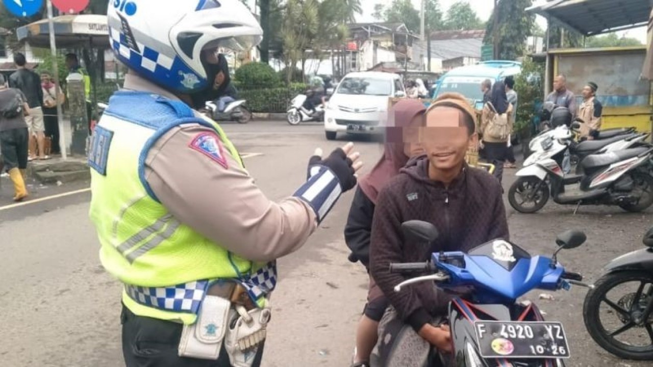 Personel Satlantas Polres Sukabumi Kota saat menegur pengendara sepeda motor yang melanggar aturan lalu lintas seperti tidak menggunakan helm keselamatan. Antara/Aditya Rohman