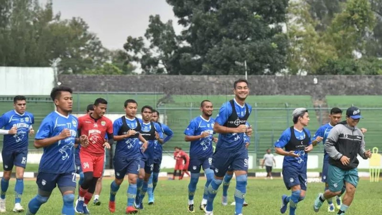 Para pemain Persib Bandung menjalani sesi latihan di Stadion Siliwangi, Kota Bandung. ANTARA/Dok. Persib.