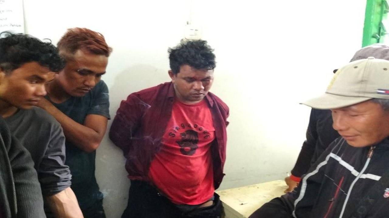 Polisi mengamankan pelaku pencurian kotak amal yang sempat dihajar oleh massa.
