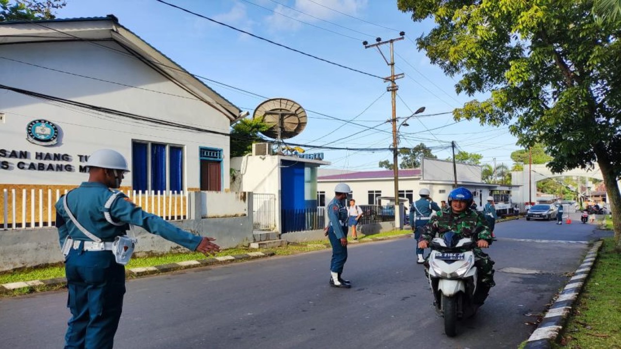 Personel Polisi Militer Lantamal VIII melakukan. pemeriksaan kendaraan personel. ANTARA/HO-Dispen Lantamal VIII (1)