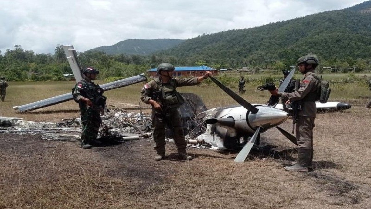 Satgas Penegakan Hukum Damai Cartenz lakukan olah TKP di lokasi pembakaran pesawat Susi Air di Paro, Kabupaten Nduga. (ANTARA/HO-Humas Satgas Damai Cartenz)