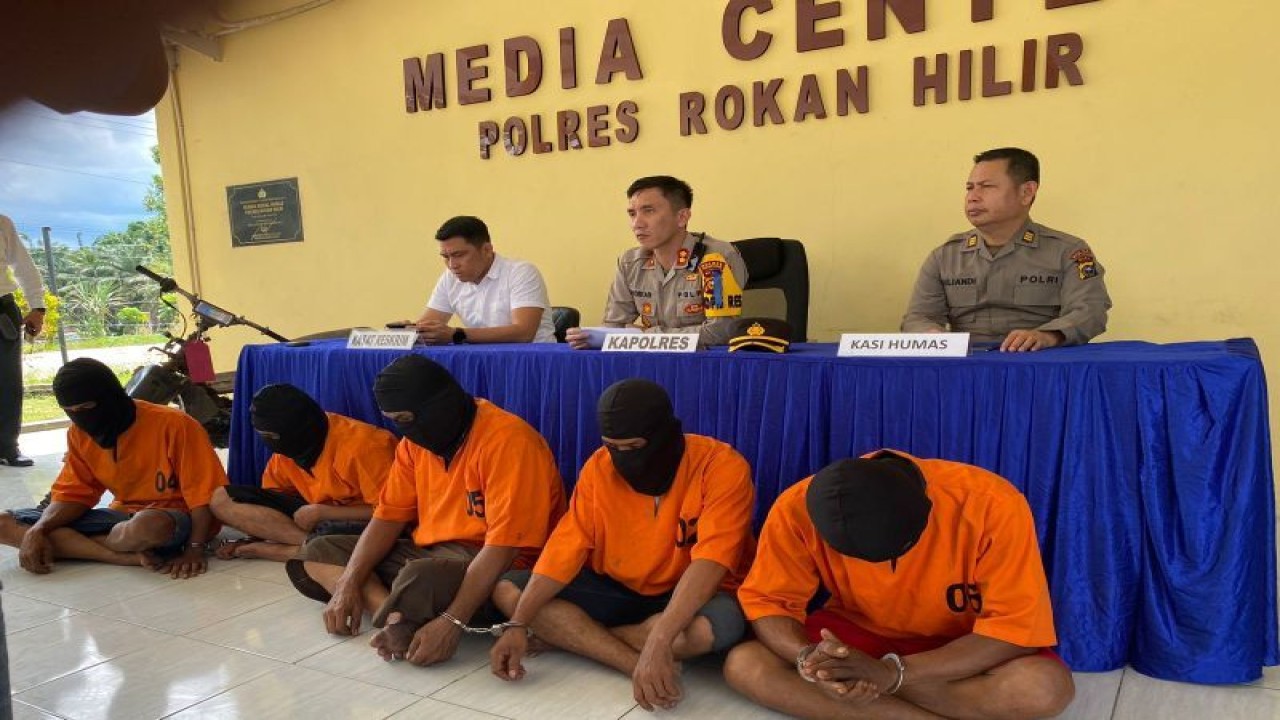Polres Rokan Hilir saat pengungkapan kasus penganiayaan hingga menyebabkan seorang pria tewas. (ANTARA/HO-Polres Rokan Hilir/23)