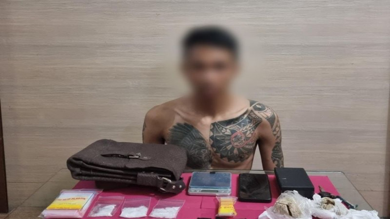 Tersangka MIM (26) warga Kelurahan Dayeuhluhur, Kecamatan Warudoyong, Kota Sukabumi, Jabar yang tertangkap tangan menyelundupkan sabu-sabu ke dalam Lapas Kelas IIB Nyomplong, Kota Sukabumi, Jabar. ANTARA/Aditya Rohman
