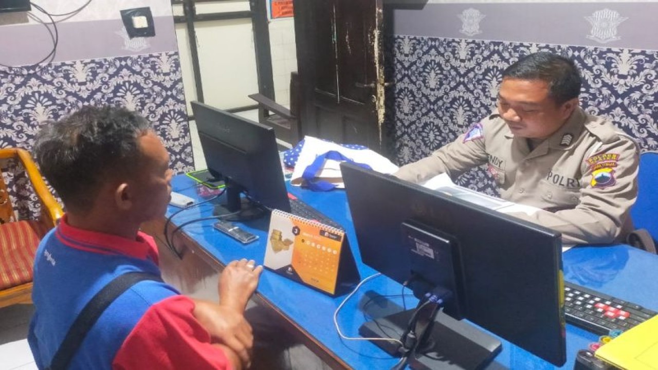 Polisi meminta keterangan pengemudia mobil terduga pelaku tabrak lari di Klaten, Senij (27/2/2023). (ANTARA/ HO-Humas Polda Jateng)