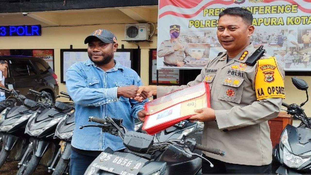 Kapolresta Jayapura Kota Kombes Victor Mackbon saat menyerahkan sepeda motor yang sempat dicuri Luis Totti kepada pemilik nya Amandus, Kamis (16/2). (ANTARA/Evarukdijati)