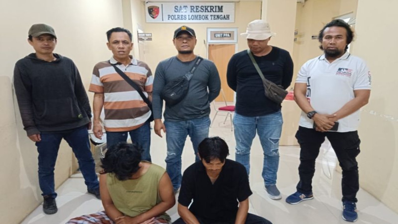 Kedua pencuri motor wisatawan yang ditangkap Polres Lombok Tengah, Nusa Tenggara Barat. ANTARA/HO-Humas Polres Lombok Tengah