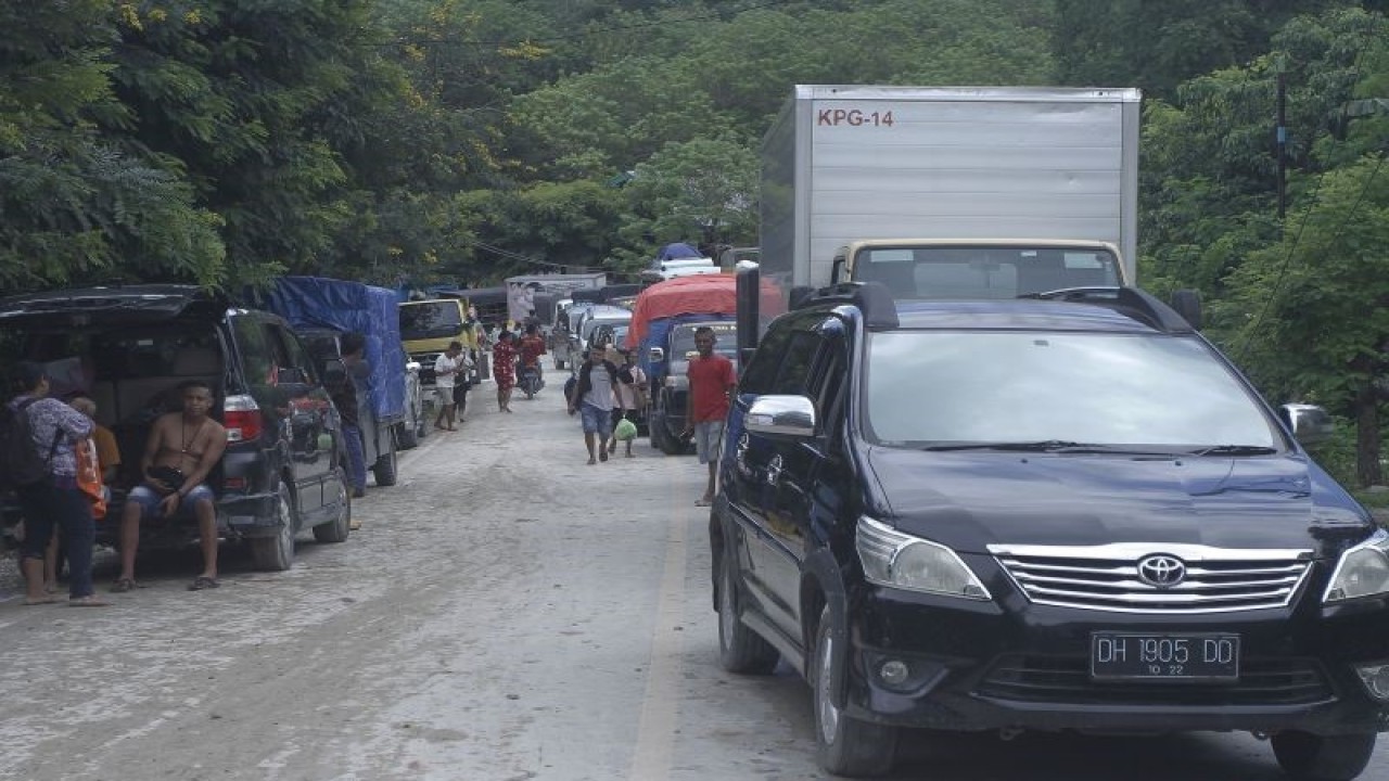 Sejumlah kendaraan mengantri menunggu giliran untuk melintas di lokasi bencana tanah longsor di kabupaten Kupang. ANTARA/Kornelis Kaha