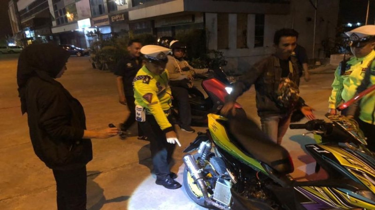 Polisi menindak pengendara yang memakai knalpot bisong di Batam. (ANTARA/HO-Humas Polresta Barelang)