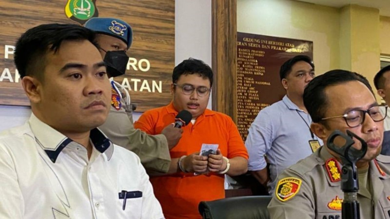 Polres Metro Jakarta Selatan menetapkan pengendara mobil berinisial GR (24) terduga sebagai perusak mobil lain di kawasan Senopati menjadi tersangka di Jakarta, Senin (13/2/2023). ANTARA/Luthfia Miranda Putri