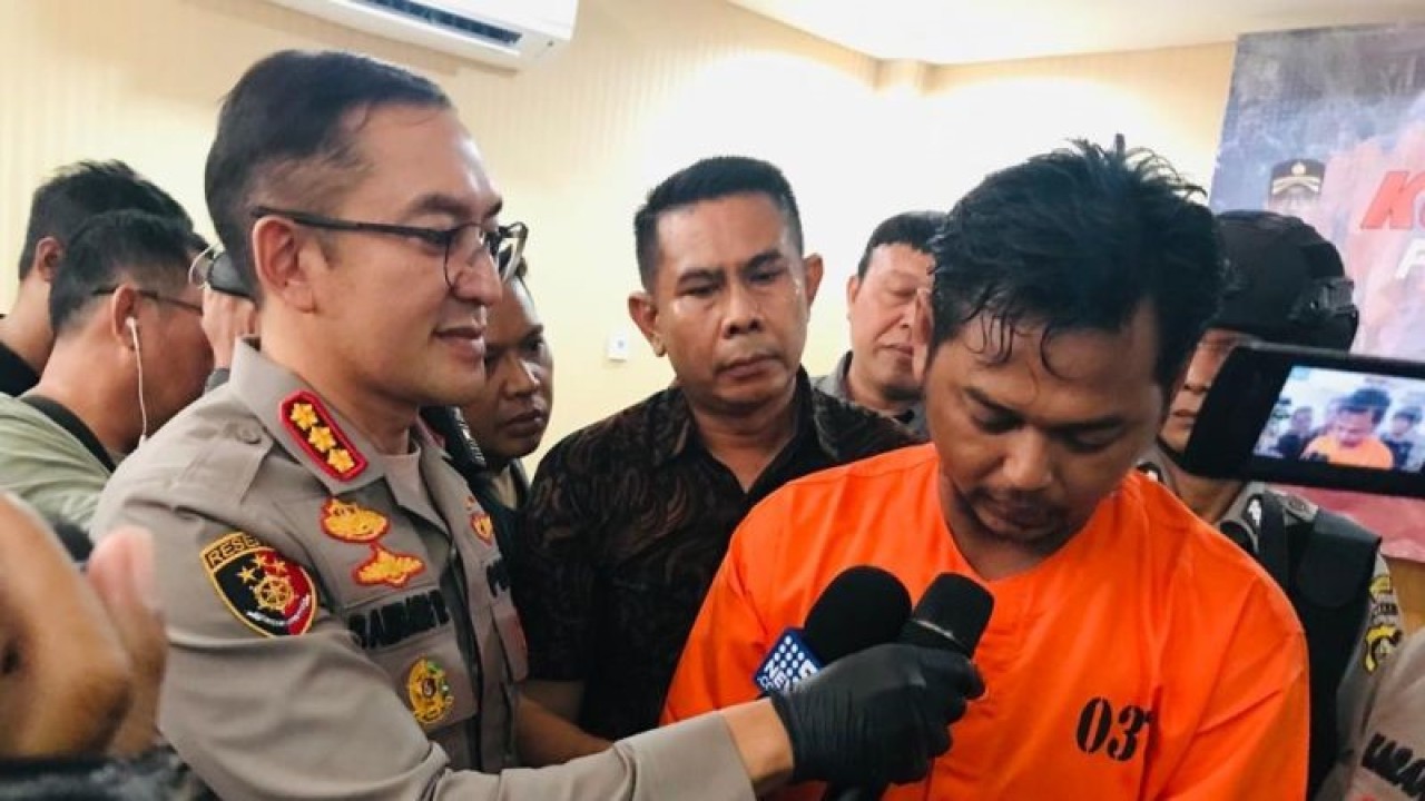 Kepala Kepolisian Resor Kota Denpasar Komisaris Besar Polisi Bambang Yugo Pamungkas mewawancarai terduga pelaku pembunuh terhadap seorang wisatawan berkewarganegaraan Australia saat menggelar konferensi pers di Mako Polsek Kuta Selatan, Badung, Bali, Jumat (24/2/2023). ANTARA/Rolandus Nampu