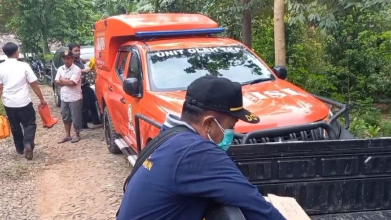 Petugas Satuan Reskrim Polres Madiun melakukan olah TKP di rumah pelaku pembakar bayi di Desa Ngranget, Kecamatan Dagangan, Kabupaten Madiun, Jatim. ANTARA/Louis Rika